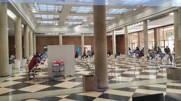 Mayores de 45 años con comorbilidades reciben la vacuna en Córdoba.