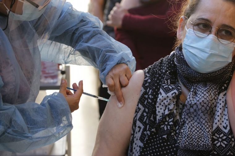 Mayores de 45 años con comorbilidades reciben la vacuna en Córdoba.