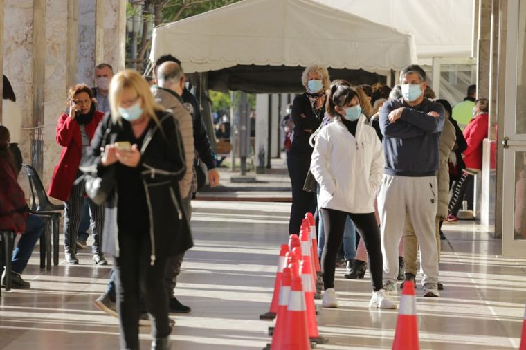 Mayores de 45 años con comorbilidades reciben la vacuna en Córdoba.