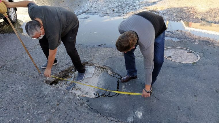 FOTO: Reclamo de vecinos de Alberdi por roturas en el pavimento