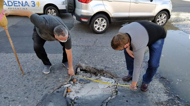FOTO: Reclamo de vecinos de Alberdi por roturas en el pavimento