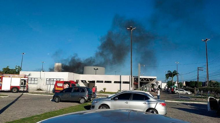 FOTO: Incendio en hospital de Brasil deja al menos cuatro muertos