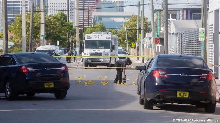 Dos muertos y al menos 20 heridos en un tiroteo en Miami