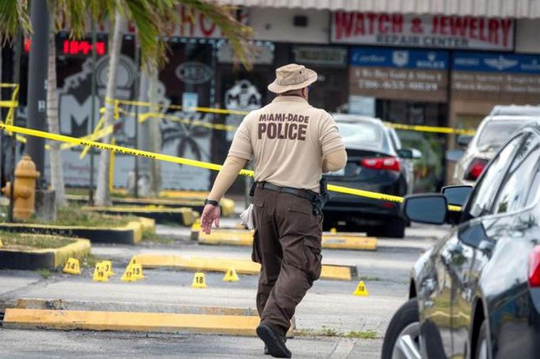 Dos muertos y al menos 20 heridos en un tiroteo en Miami