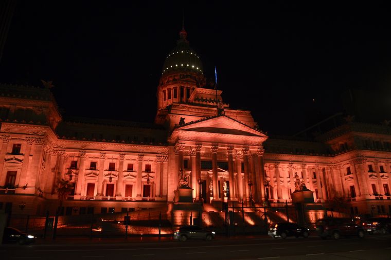Iluminaron monumentos de naranja por la Esclerosis Múltiple