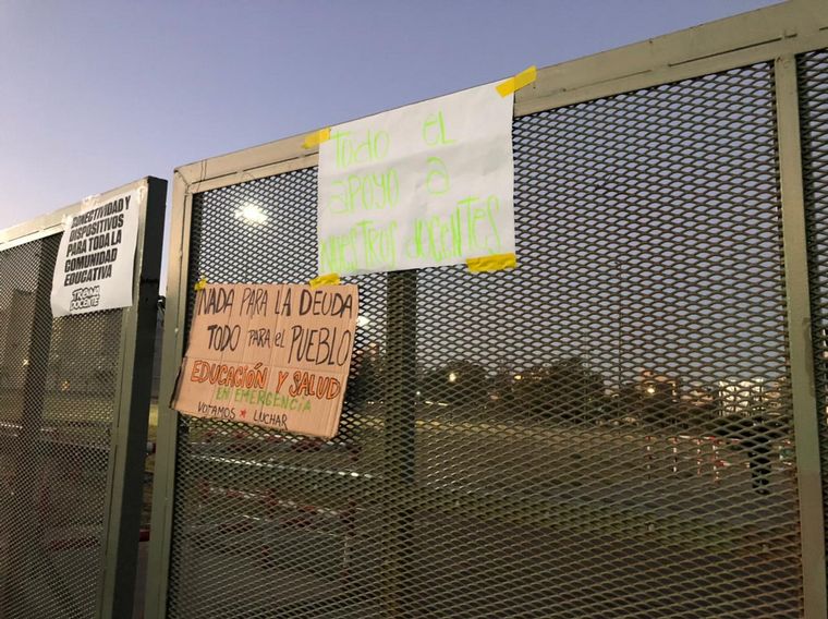 Docentes y profesores realizaron una caravana en contra de las clases presenciales.