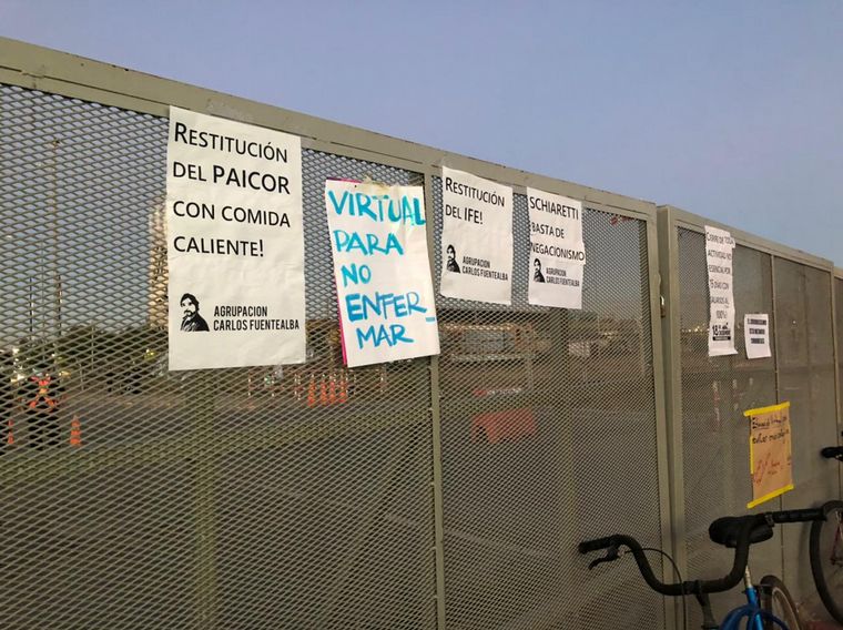 Docentes y profesores realizaron una caravana en contra de las clases presenciales.