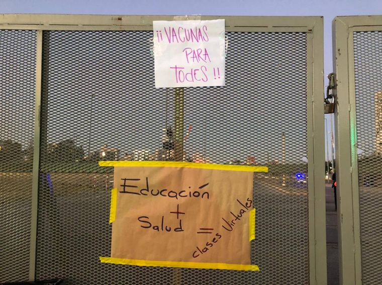 Docentes y profesores realizaron una caravana en contra de las clases presenciales.