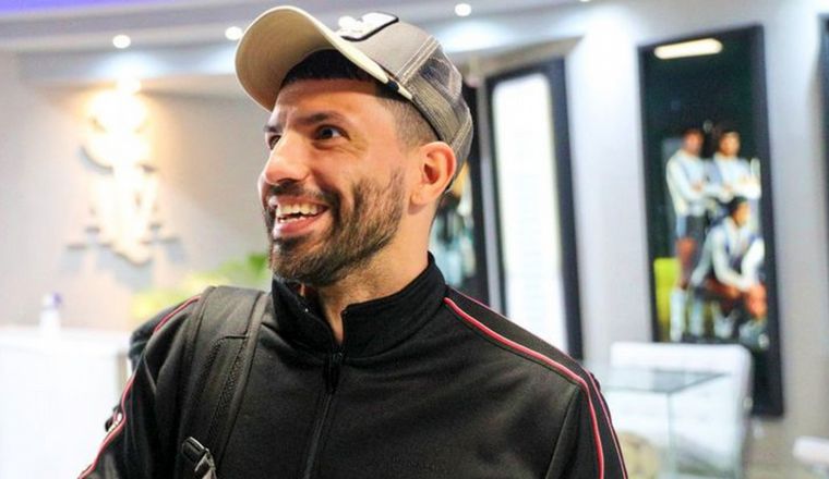 Agüero habló con la prensa al llegar a Ezeiza.