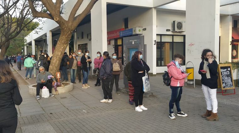Largas filas para la vacunación en el Pabellón Argentina.