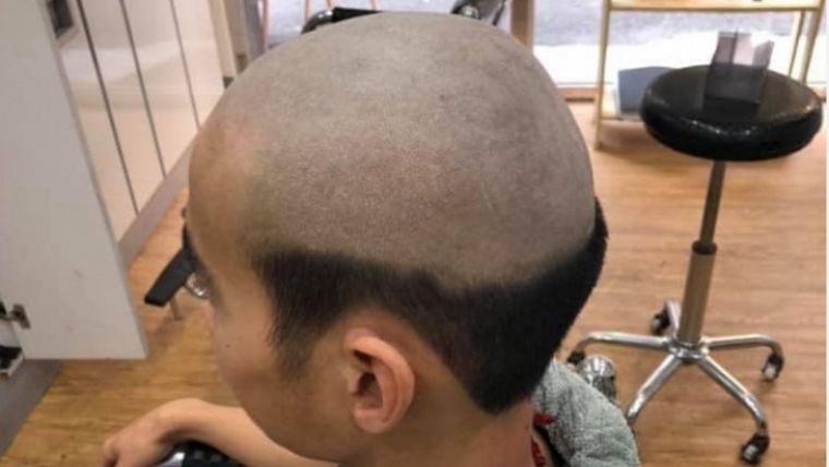 Le pidió un feo corte para su hijo para que no salga a la calle.