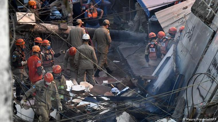 FOTO: Múltiples desaparecidos al derrumbarse un edificio en Brasil