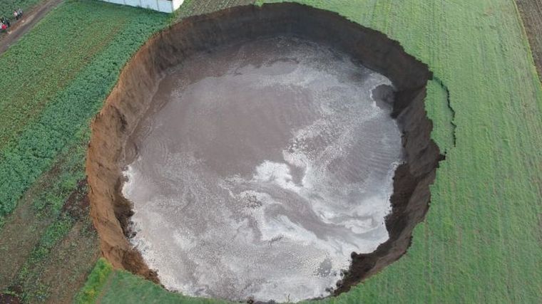 AUDIO: Misterio en México por un enorme cráter que no deja de crecer