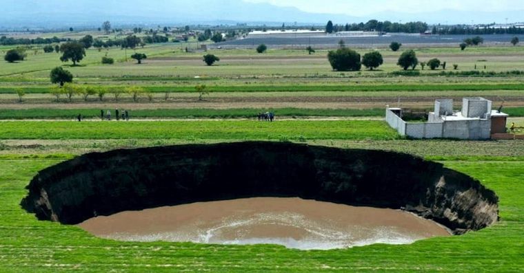 FOTO: Misterio por un enorme socavón en México.