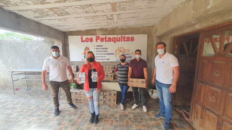 FOTO: El merendero Las Petaquitas recibió la donación de Cadena 3 y Tregar.
