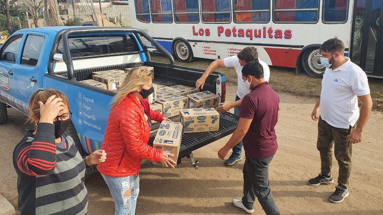 El merendero Las Petaquitas recibió la donación de Cadena 3 y Tregar.