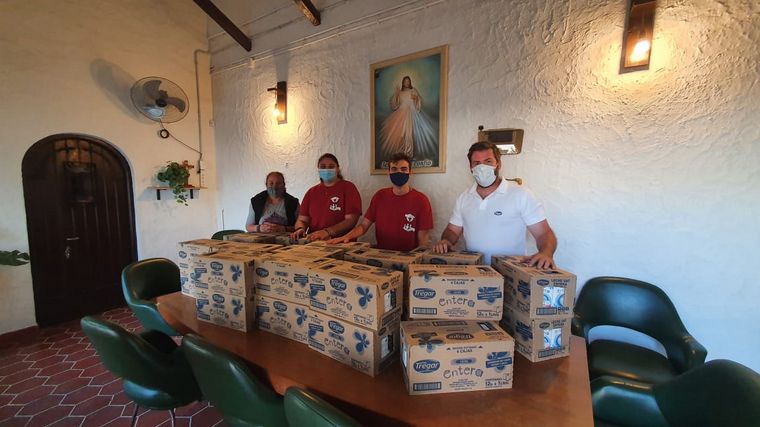 FOTO: Donaron leche a la Parroquia San Juan Bosco y Santo Domingo Savio.