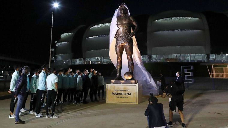 Los futbolistas encabezaron el homenaje a Maradona (Foto: Agustín Marcarían-Pool)