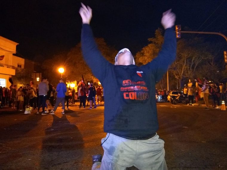 Hinchas de Colón coparon las calles santafesinas.