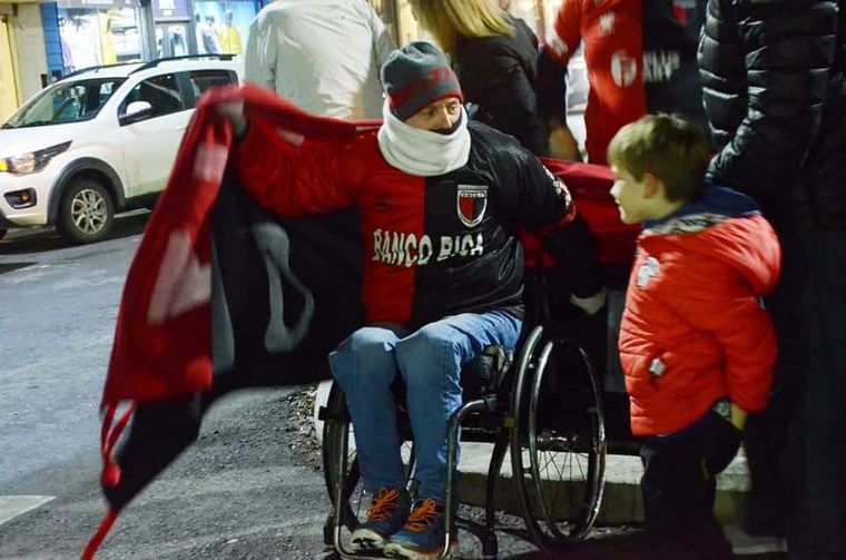 Bajo cero, hinchas de Colón festejaron en Santa Cruz(FOTO: Javier Seveso)