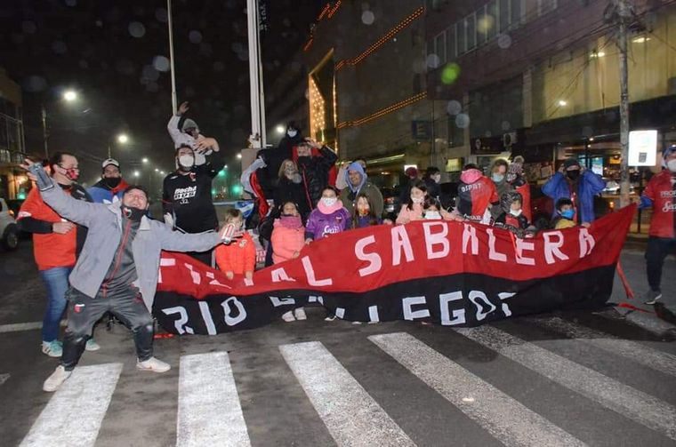 Bajo cero, hinchas de Colón festejaron en Santa Cruz(FOTO: Javier Seveso)