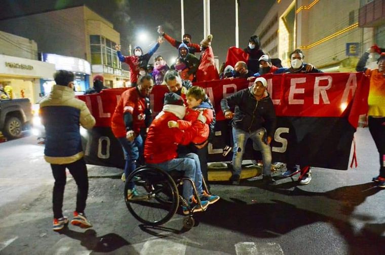 Bajo cero, hinchas de Colón festejaron en Santa Cruz(FOTO: Javier Seveso)