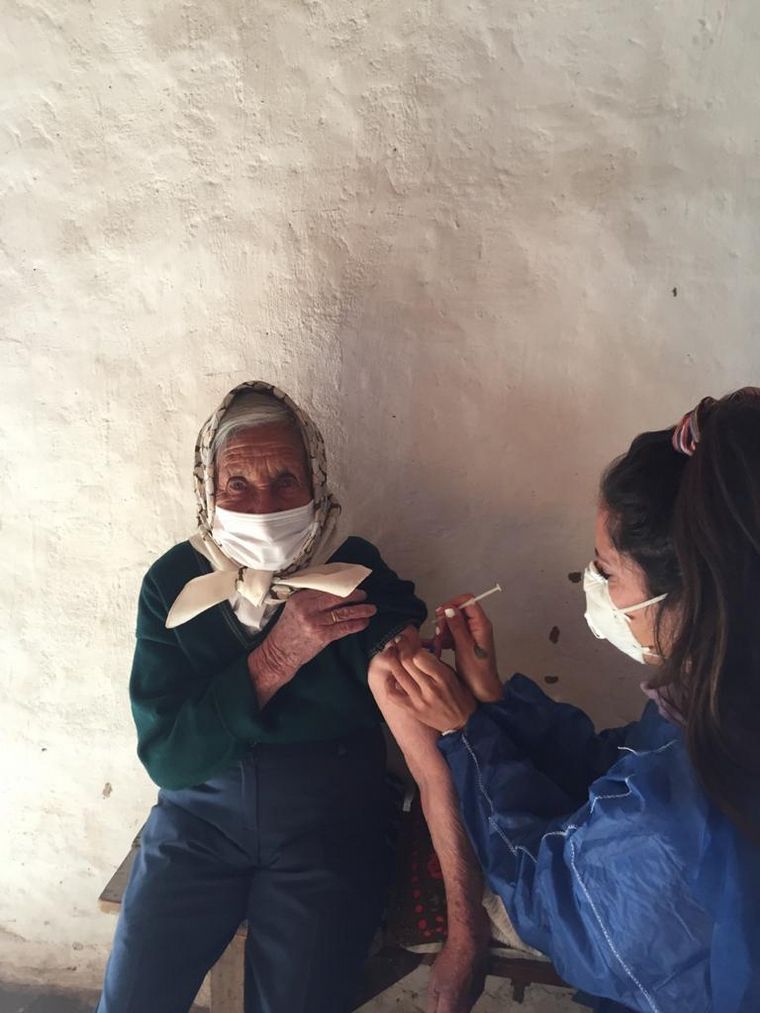 Vacunaron a 12 personas luego de viajar tres horas a caballo