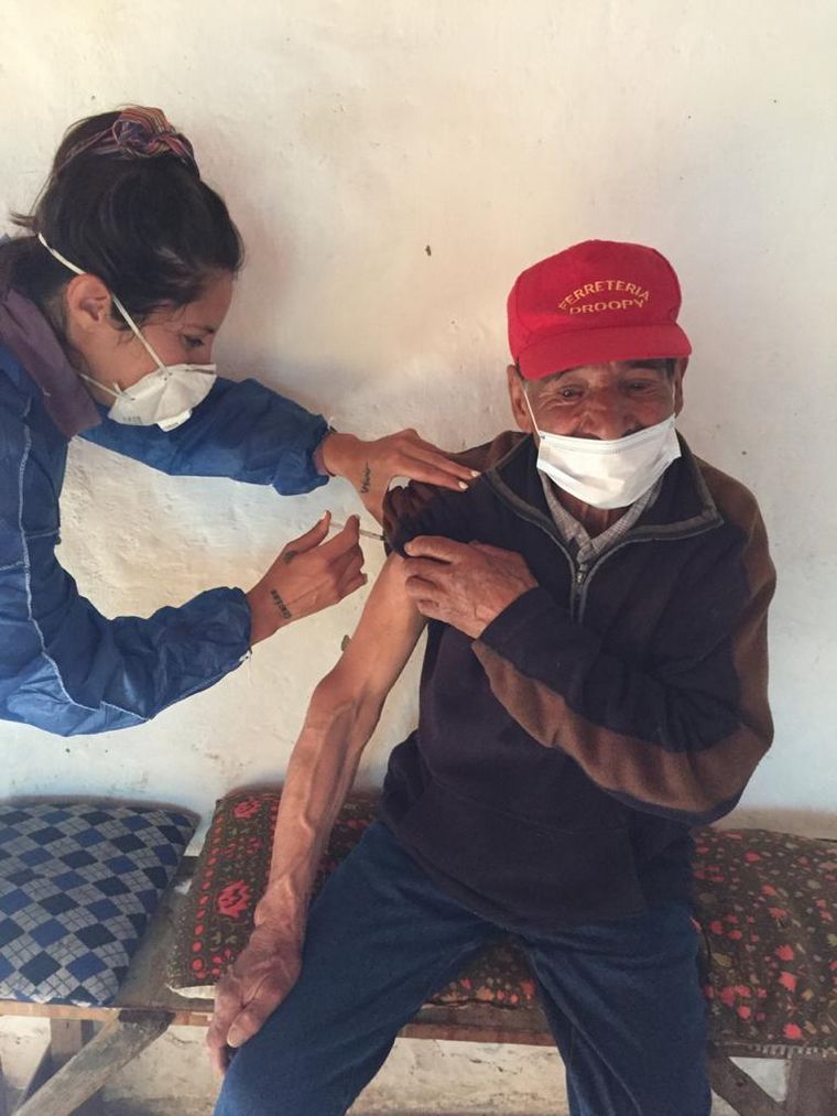 Vacunaron a 12 personas luego de viajar tres horas a caballo