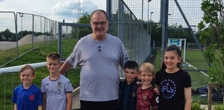 Bielsa apareció dirigiendo una práctica de fútbol infantil