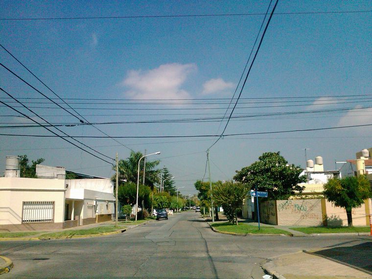 Le quisieron robar el auto y les pidió a los ladrones que