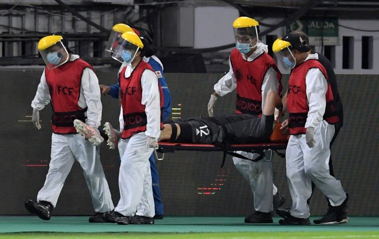 El arquero de la Selección argentina Emiliano Martínez sufrió un duro golpe
