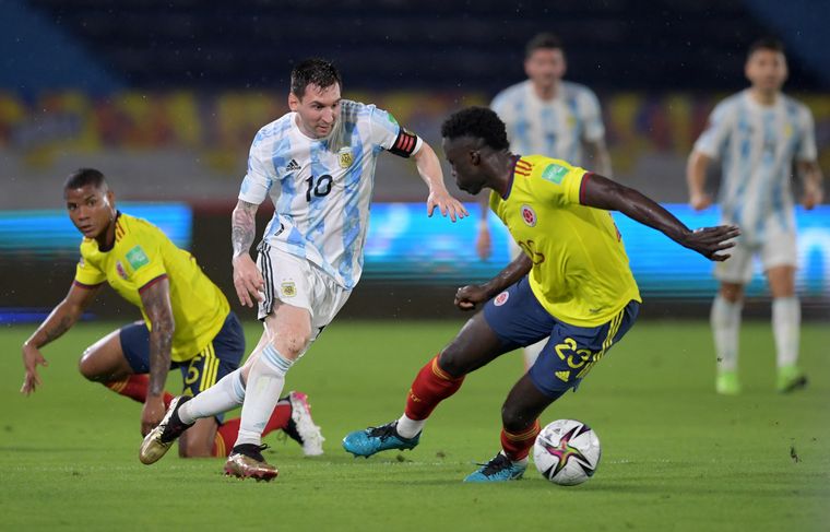 El capitán argentino, Lionel Messi, en una escena del duelo ante Colombia. 
