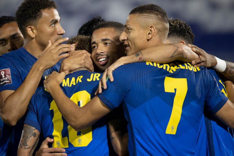 Brasil le cortó el invicto a Paraguay, de Berizzo, y es líder absoluto 