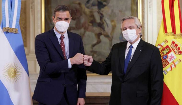 FOTO: Alberto Fernández y Pedro Sánchez encabezaron una reunión.