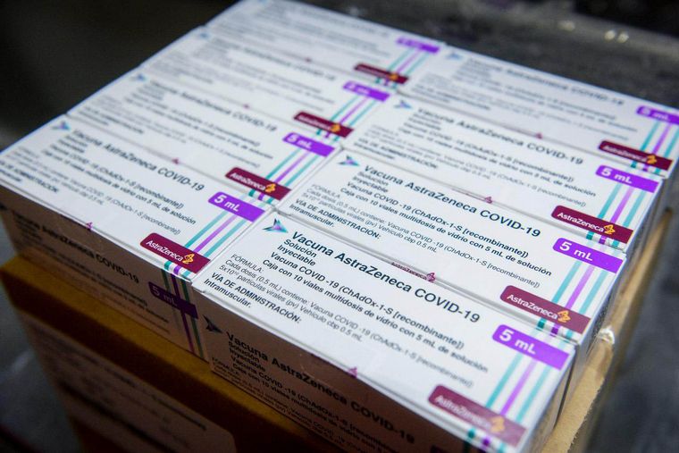 Llegaron 811 mil vacunas AstraZeneca provenientes de México.