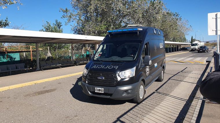 Lo espera una traffic y una camioneta en el aeropuerto.