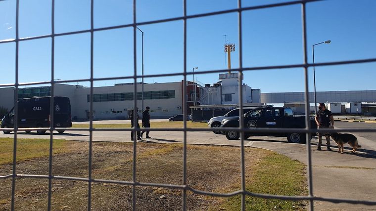 Lo espera una traffic y una camioneta en el aeropuerto.