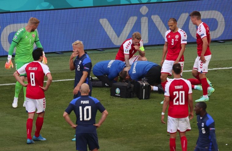 Se desvaneció Eriksen en medio del partido contra Finlandia
