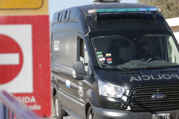 Asi trasladaban al Pato Cabrera tras su arribo a Córdoba