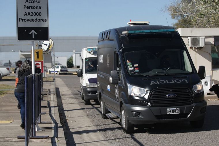 Asi trasladaban al Pato Cabrera tras su arribo a Córdoba