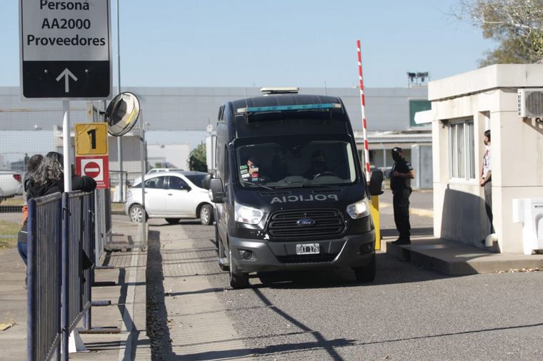 Asi trasladaban al Pato Cabrera tras su arribo a Córdoba