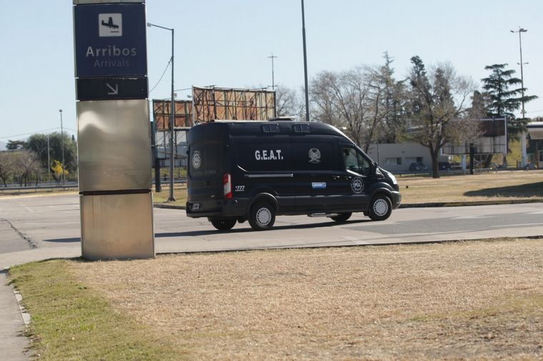 Asi trasladaban al Pato Cabrera tras su arribo a Córdoba