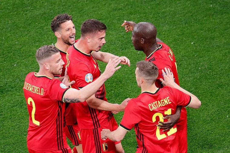 Bélgica goleó a Rusia por 3-0.