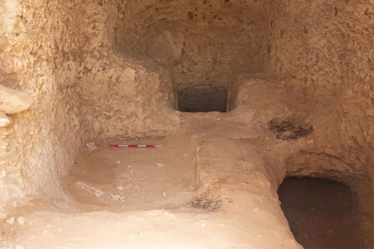 FOTO: Descubren en Egipto un cementerio con 250 tumbas excavadas en piedra