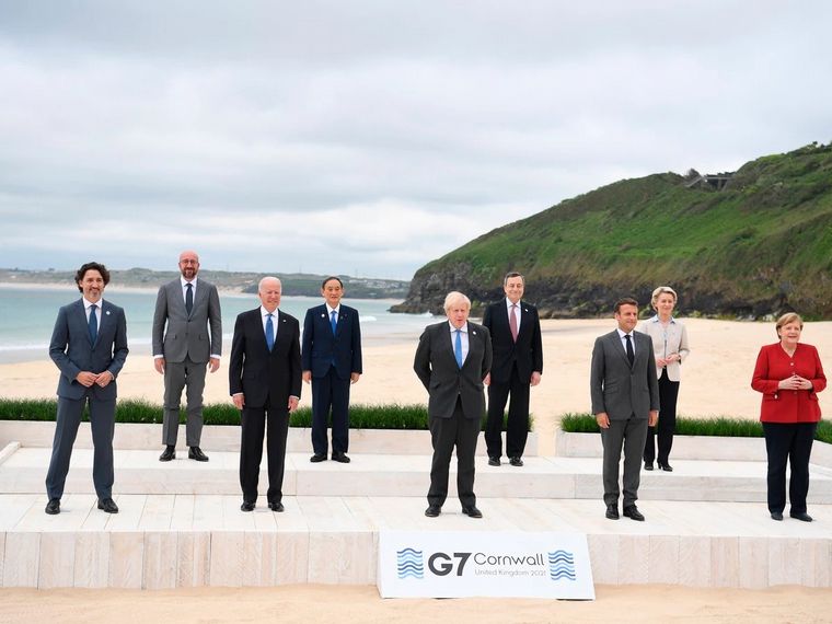 Líderes del G7 se comprometieron con mil millones de dosis
