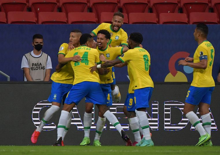 Marquinhos marcó el 1 a 0 para Brasil.