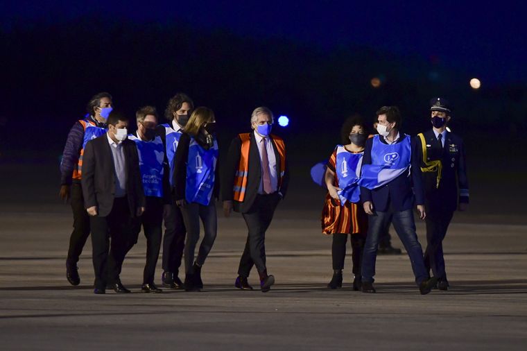 FOTO: El presidente Alberto Fernández recibió el avión cargaba casi un millón de dosis.