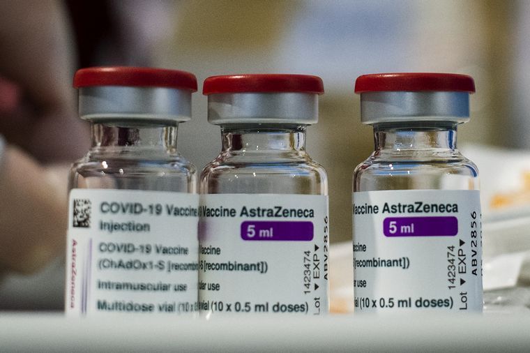 FOTO: La Comisión Europea frena la comercialización de la vacuna AstraZeneca