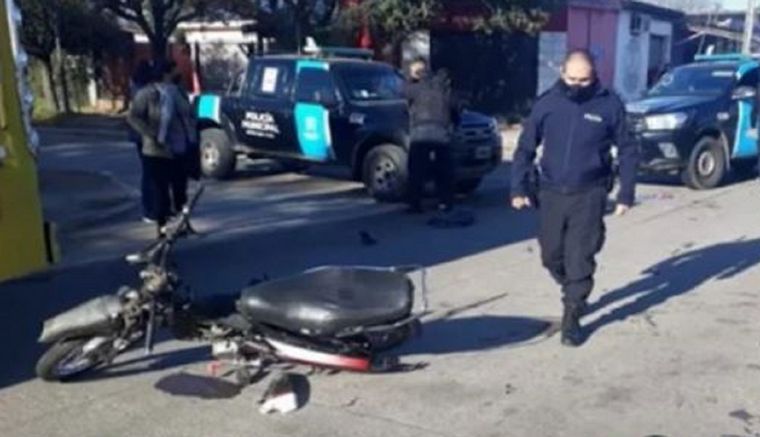 Dos motochorros chocaron contra un colectivo en San Miguel