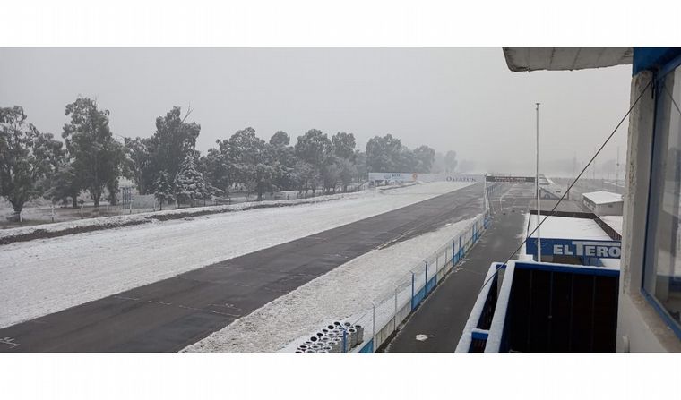 Vista de la larga recta de Río Cuarto nevada